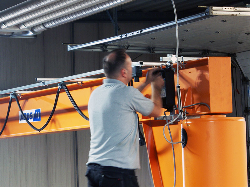 Installation of slewing cranes